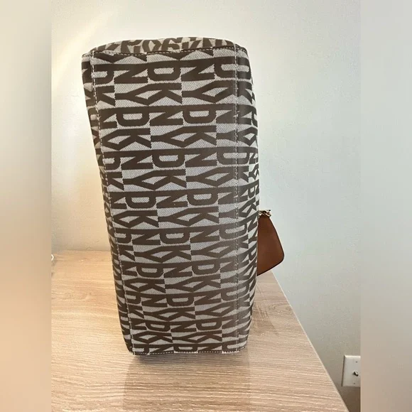 DKNY Tote NWT & Wristlet NWOT BUNDLE - Picture 11 of 14